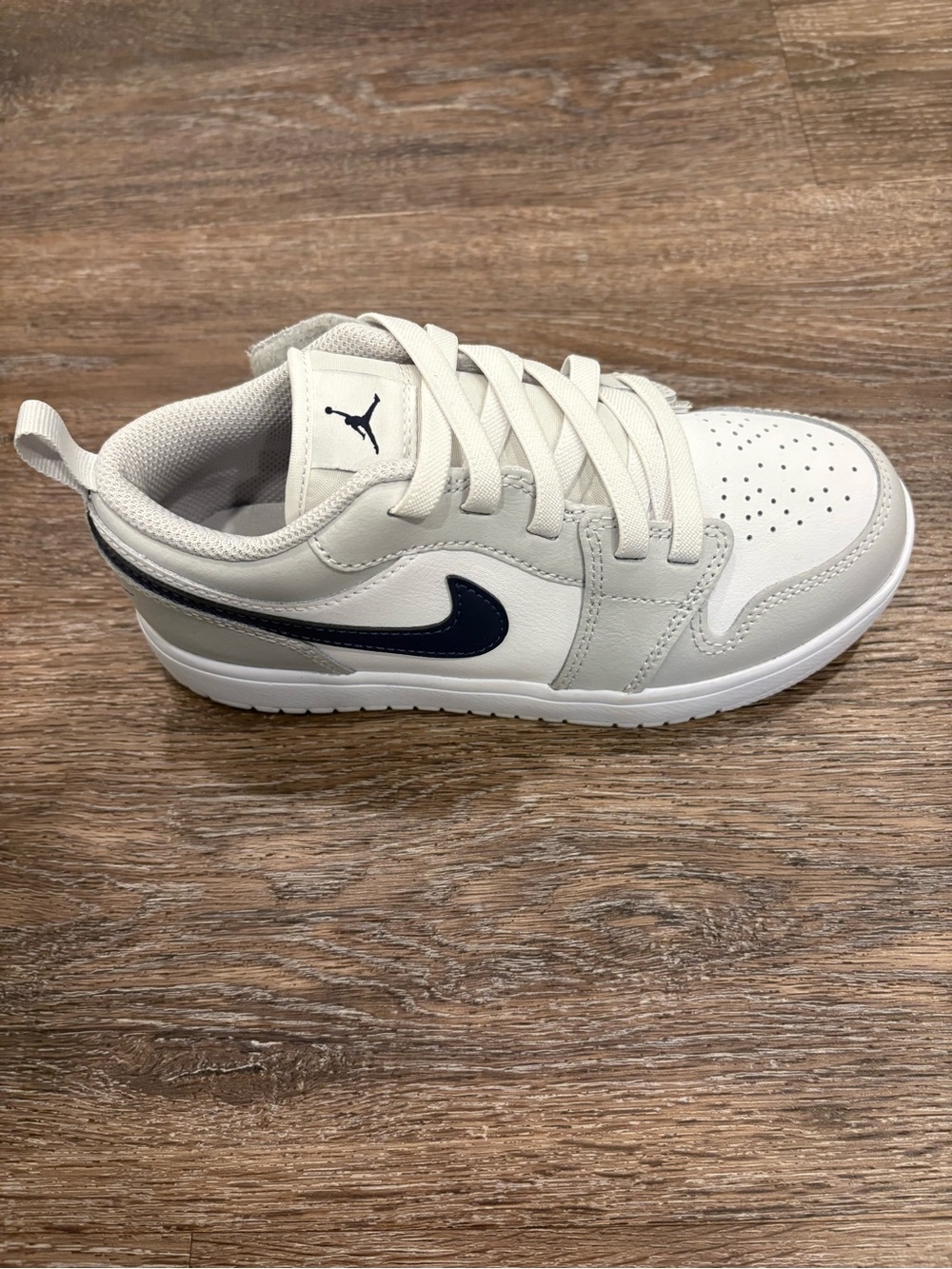 Jordan Kids Low-Top Sneakers in White and Navy